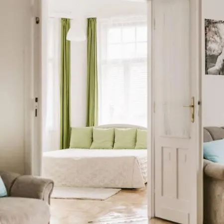 Szazadfordulos Elegans Lakas Erkellyel Apartment