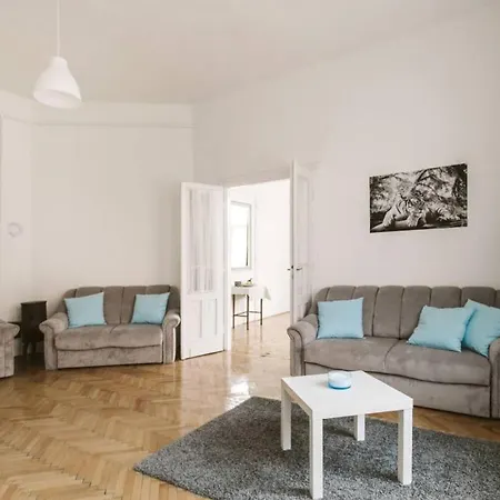 Apartment Szazadfordulos Elegans Lakas Erkellyel