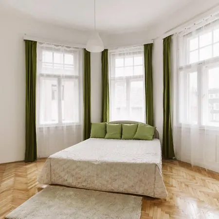 Apartment Szazadfordulos Elegans Lakas Erkellyel